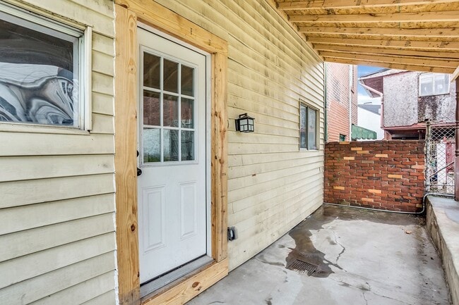 Building Photo - 2 bed 2 bath - great location, off street ...