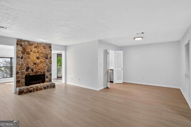 Building Photo - 8740 Roswell Rd