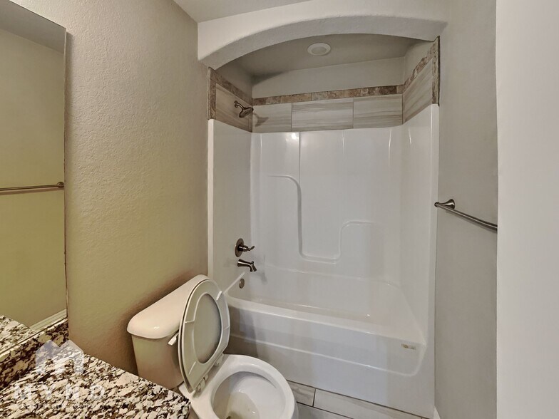 Building Photo - 941 Lakeview Dr