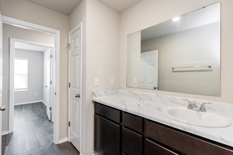 Full Bath Between Bedroom 2 & 3 - 3707 S 1st Pl
