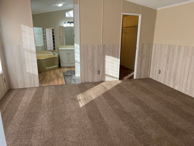 Building Photo - In the KEYS ... Open Floor plan 3 bedroom 2 bathroom