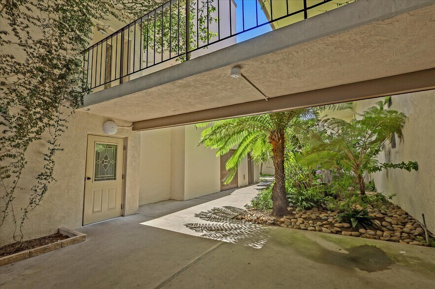 Building Photo - 2101 Shoreline