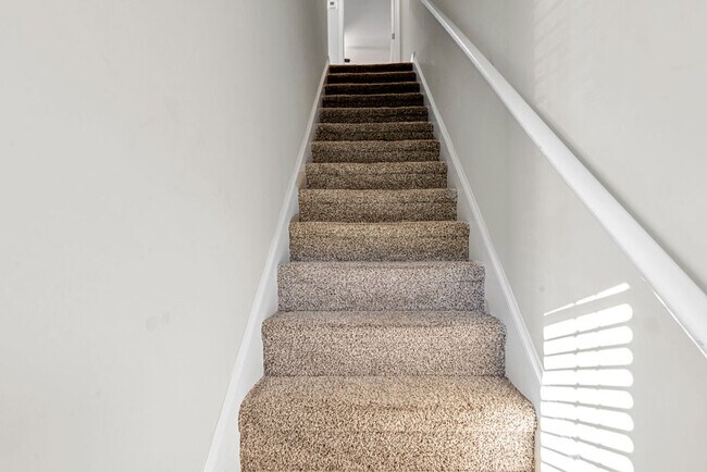 Building Photo - 10 Jaydn Dr W