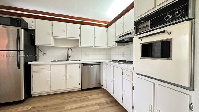 Building Photo - 413 Lakeview Dr