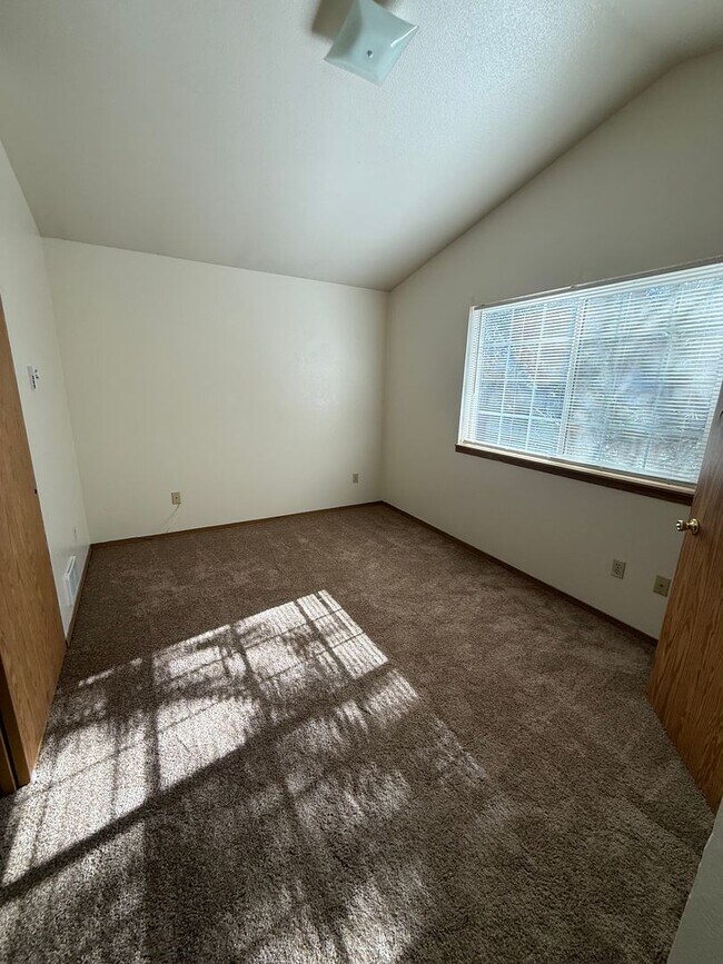 Building Photo - Close to COCC!  Townhouse, 2.5 Bath, W/D Hookups, Gas Fireplace, Water/Sewer Paid, Garage