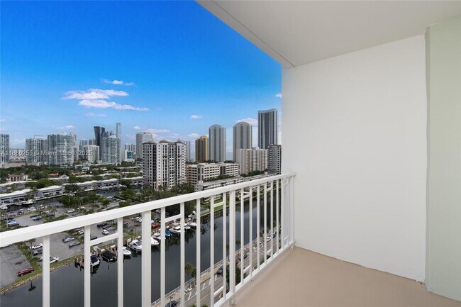 Building Photo - 500 Bayview Dr