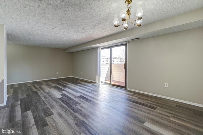 Building Photo - Third Floor Unit in a Great Location!