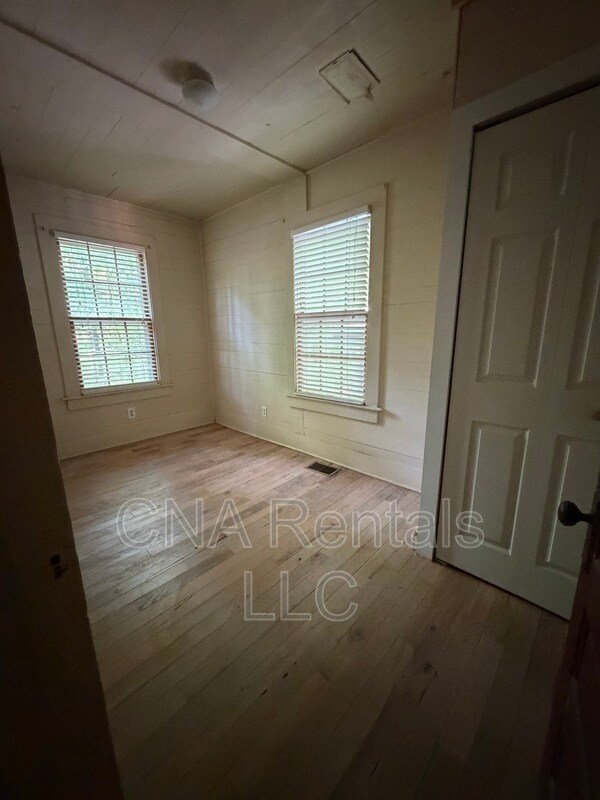 Building Photo - 170 Red Bank Rd