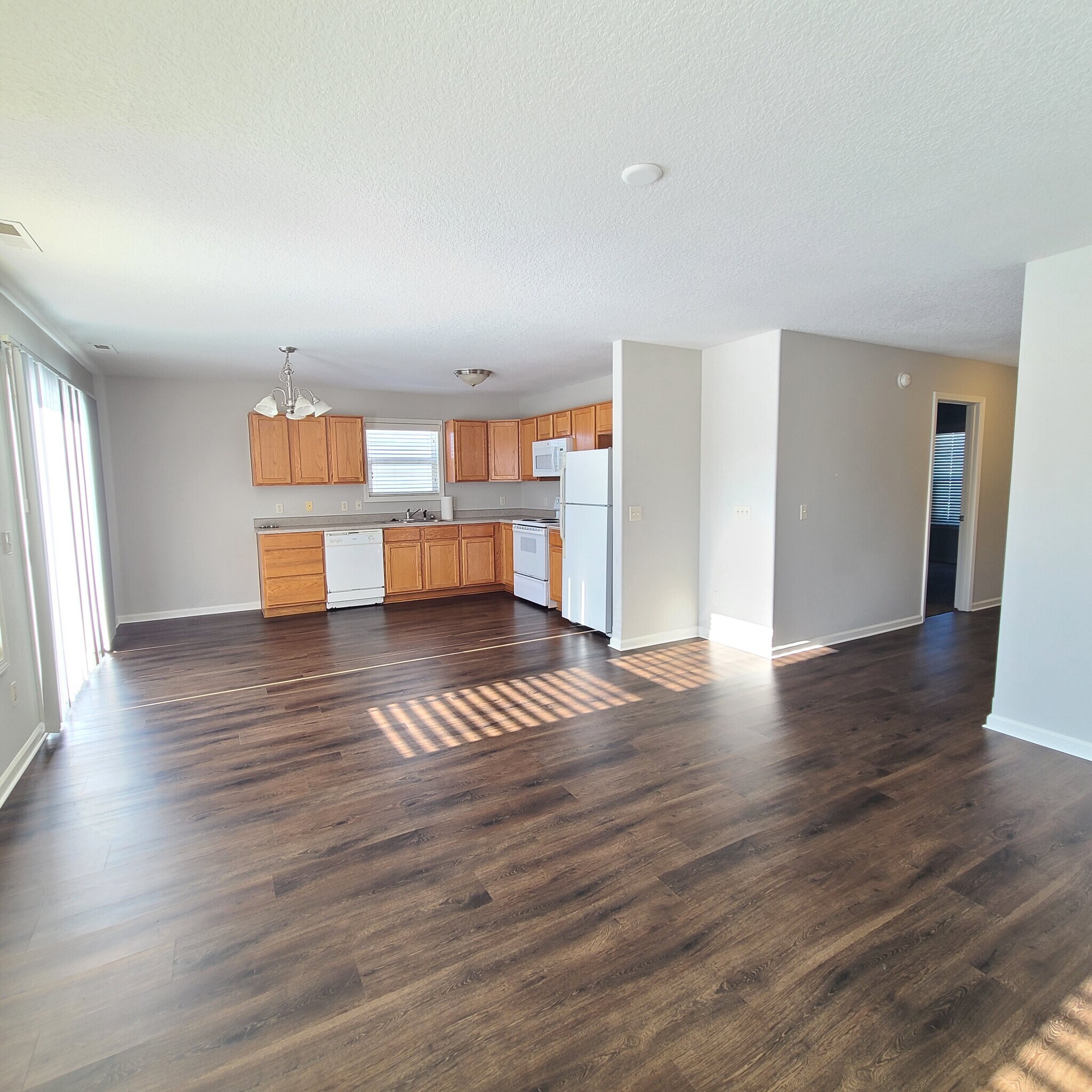 Building Photo - 10192 Greenmoor Dr