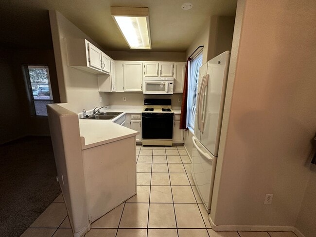 Building Photo - Henderson First Floor Condo - In Gated Community With Pool.