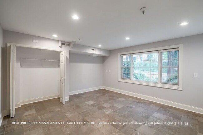 Building Photo - Luxurious 4 Bedroom, 5.5 Bathroom Townhome on Prestigious Queens Road. Contact (980) 315-3645 for...