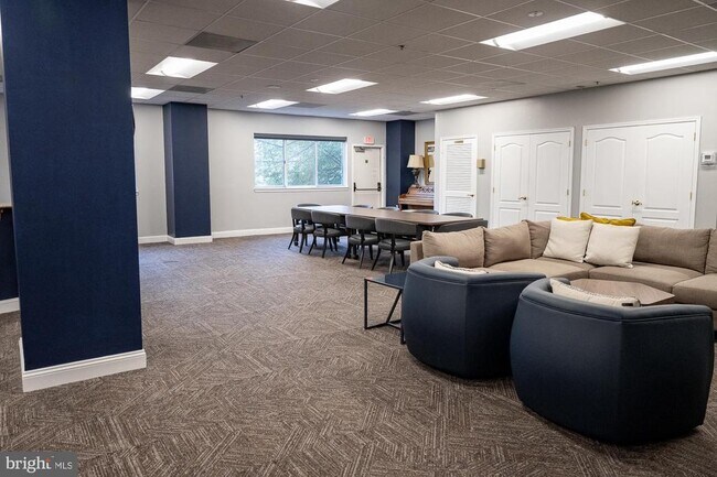 Building Photo - 1211 S Eads St