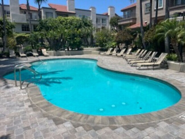 Building Photo - Luxurious Townhouse Located in the exclusi...
