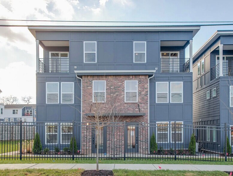 Townhome Complex - 102 Duke St