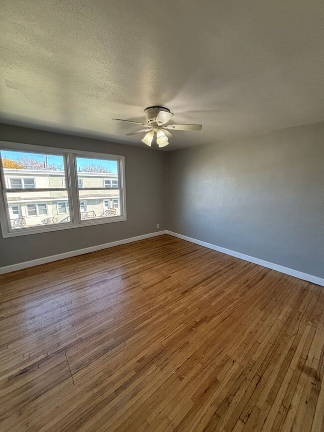 Building Photo - 2 bedroom 1 bath townhouse with walkout ba...