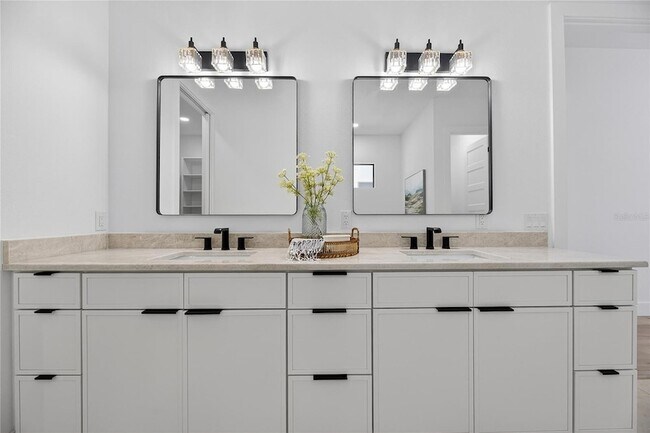 Building Photo - 2335 Oak Terrace