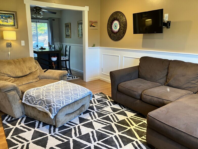 Living - 25 Greenfield Manor Rd