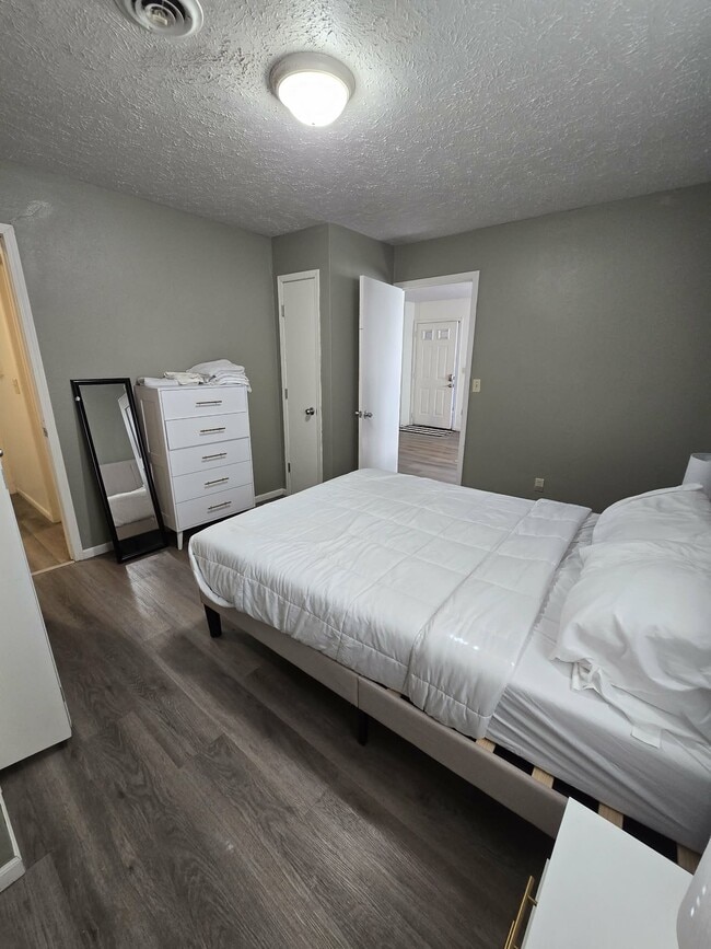 Building Photo - 115 Holly Dr