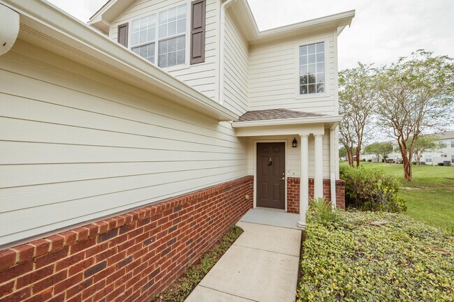 Building Photo - 794 Majestic Dr