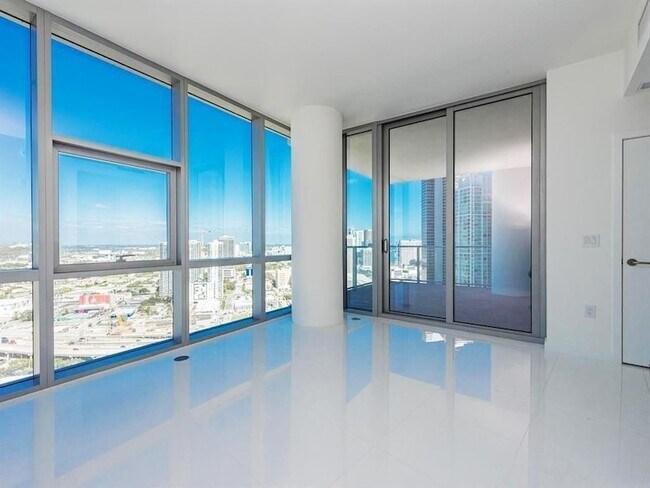 Building Photo - 851 NE 1st Ave