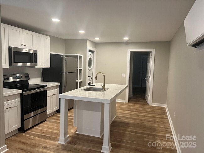 Building Photo - 532 N Church St