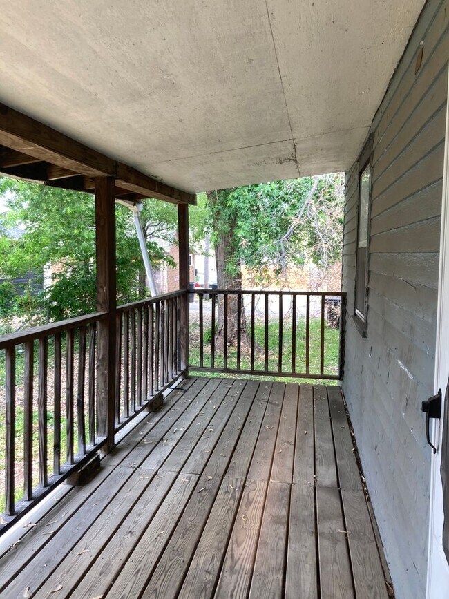 Building Photo - 2 Bedroom House in Rock Island