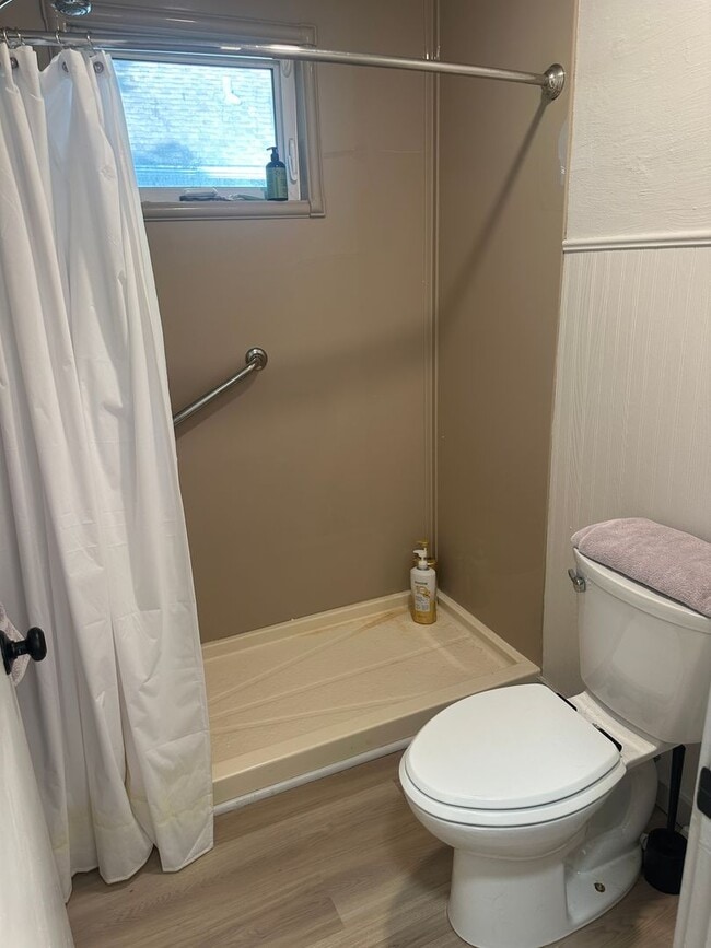 Building Photo - RENOVATED 2 BEDROOM HOME  -  PETS WELCOME ...