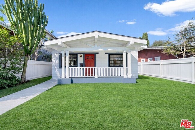 Building Photo - 915 Palms Blvd