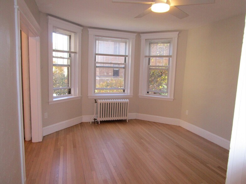 Building Photo - 110 Riverway
