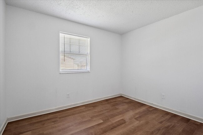 Building Photo - 807 Estate Dr
