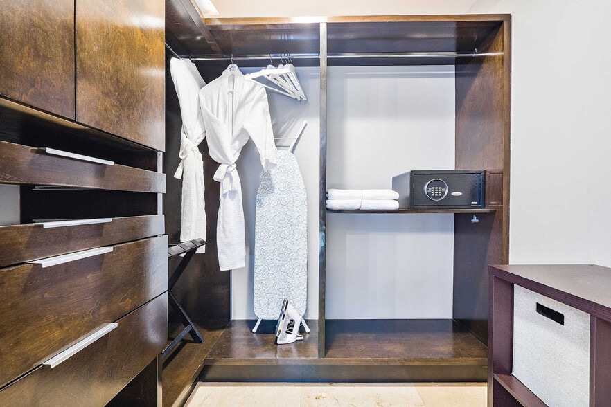 Building Photo - 485 Brickell Ave