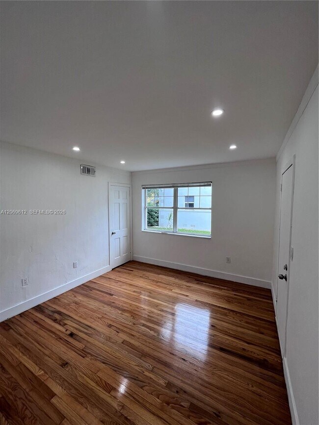 Building Photo - 15 Sidonia Ave