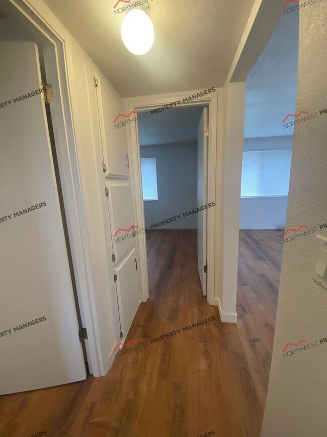 Building Photo - R19B