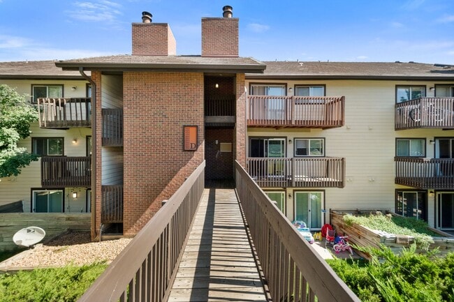Building Photo - Huge 2 Bedroom condo right off Light Rail!