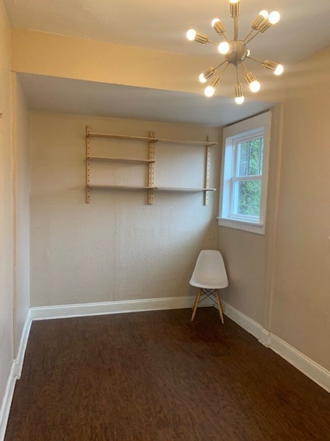 Building Photo - Classic Updated Bungalow.  2 bed with flex...