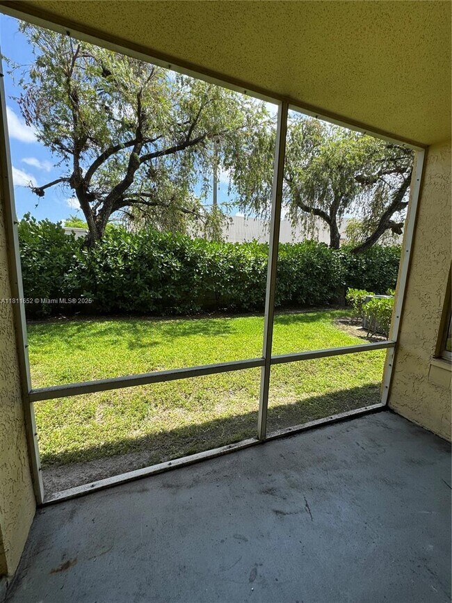 Building Photo - 905 Coral Club Dr