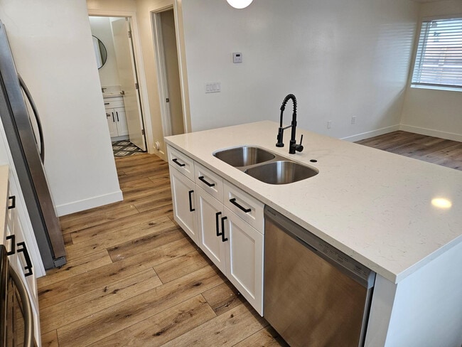 Building Photo - 6623 E Cheery Lynn Rd