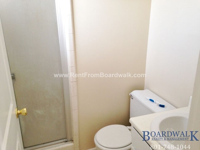 Building Photo - Great 5 Bed Now Available in Riverton
