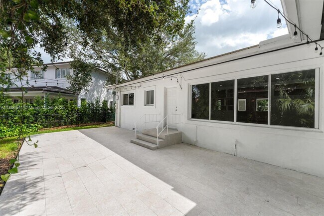 Building Photo - 4724 Orduna Dr