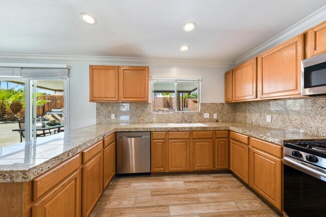 Building Photo - 77054 California Dr