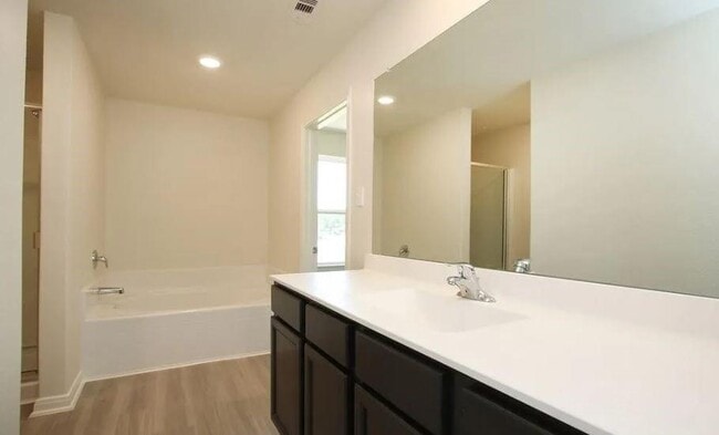 Building Photo - 549 Bains St
