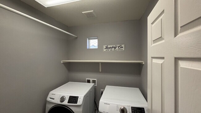 Building Photo - 4 Bed, 3 Bath