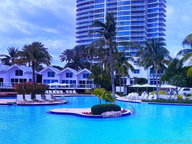 Building Photo - 100 South Pointe Dr