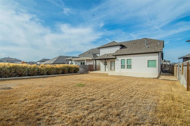 Building Photo - 921 Medina Wy