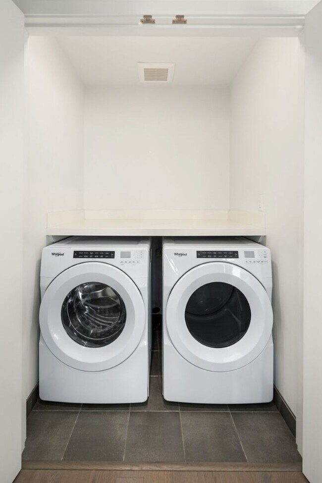 Building Photo - 2Bd/1.75Ba Bellevue Condo