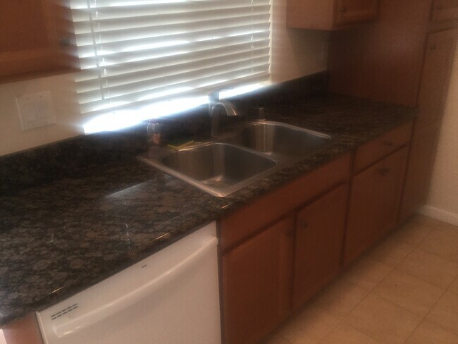 Building Photo - Corner 2 bedroom in Mission Oaks!