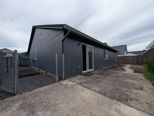 Building Photo - Great 3 bed/2bath home with bonus space and fenced in yard!