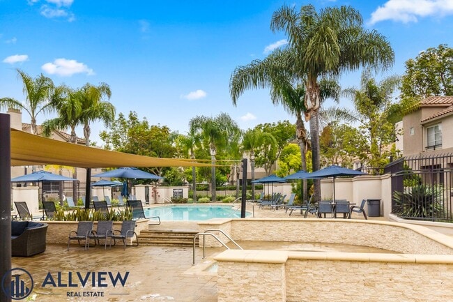 Building Photo - Updated 3 Bed, 2.5 Bath Home Available in ...