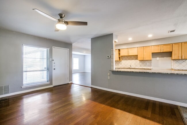 Building Photo - 4425 Windsor Dr