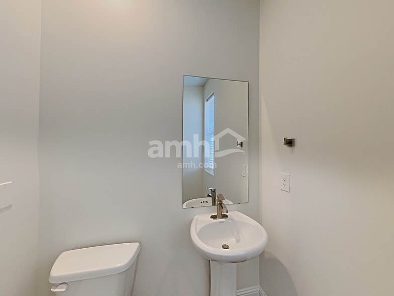 Building Photo - 2412 E Surry Way
